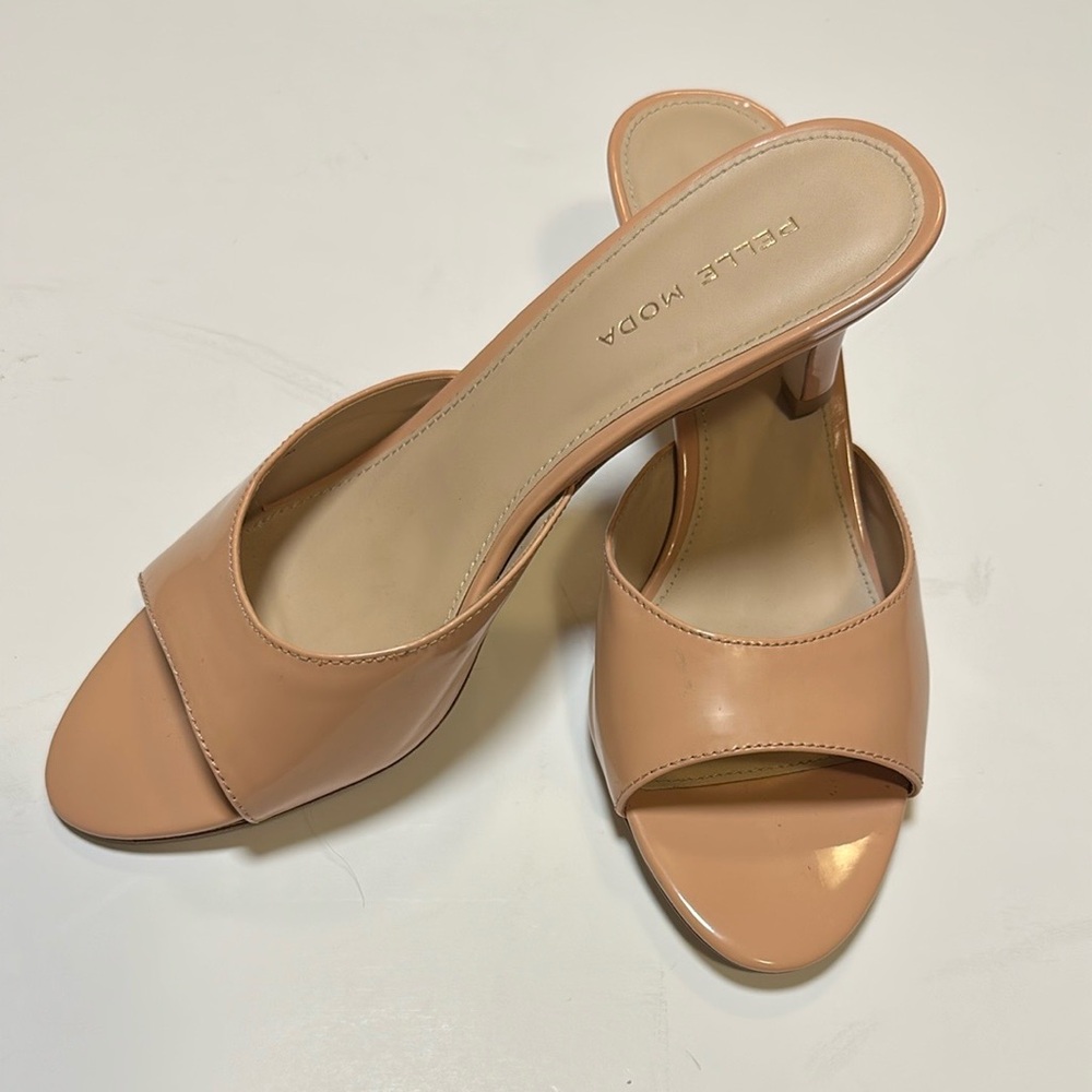 Pelle Moda Tan Heels with Sleek Open-Toe Design